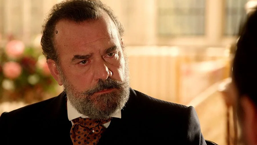 Alonso se debate entre su rol como padre y su alianza con Leocadia 