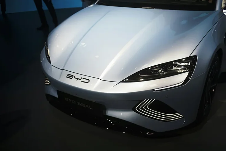 BYD soluciona el gran problema de los coches eléctricos: Sus coches cargarán 400 km en apenas cinco minutos