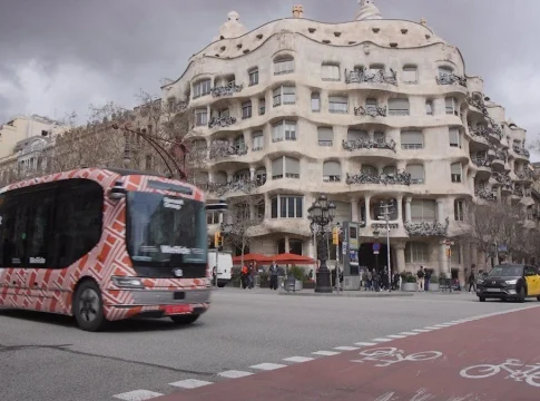 Barcelona da un paso hacia el futuro. así es el minibús autónomo sin conductor Barcelona da un paso hacia el futuro: así es el minibús autónomo sin conductor