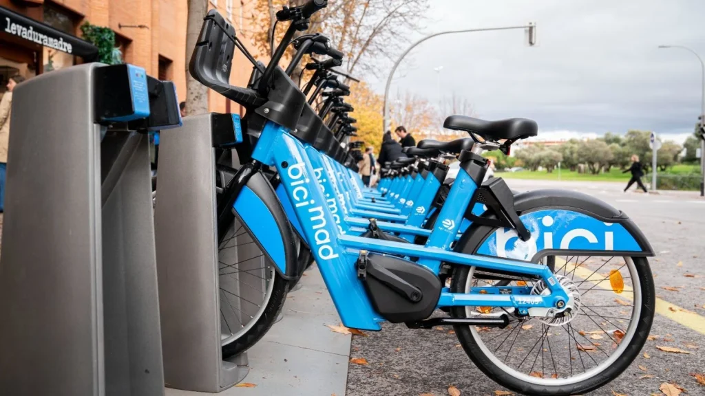 Bicimad desoye los accidentes de usuarios y riders por el «lamentable» estado de las bicicletas 3 Una estación de Bicimad en Madrid