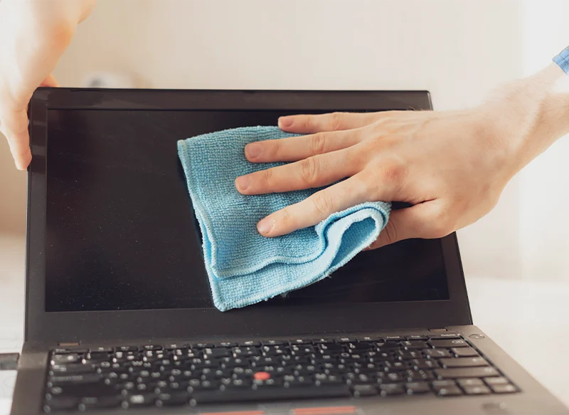 CUIDADO CON EL USO DE PRODUCTOS AGRESIVOS EN TU PORTÁTIL