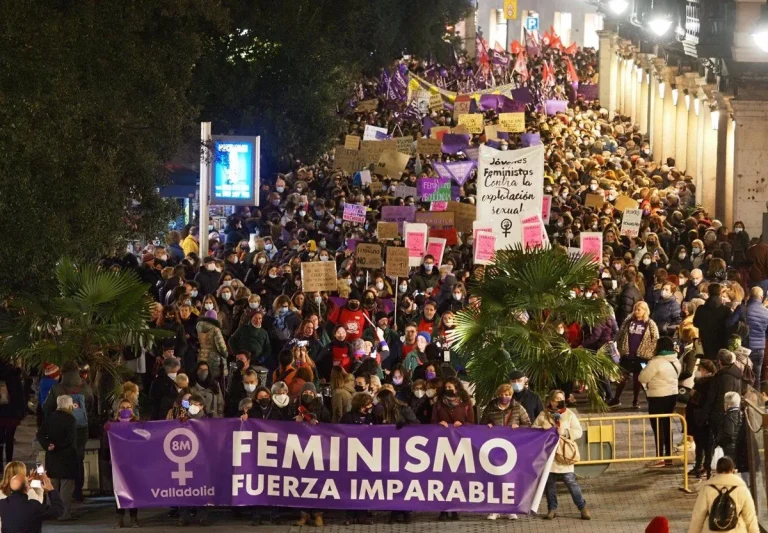 División y fuerza en un 8M marcado por las reclamaciones de las dos marchas feministas en Madrid