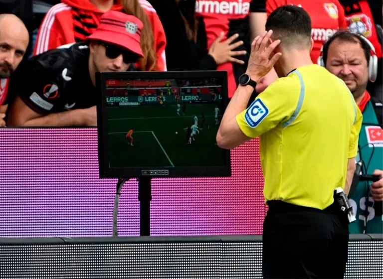 Así funciona la tecnología que integra el VAR, el polémico sistema de videoarbitraje en el fútbol