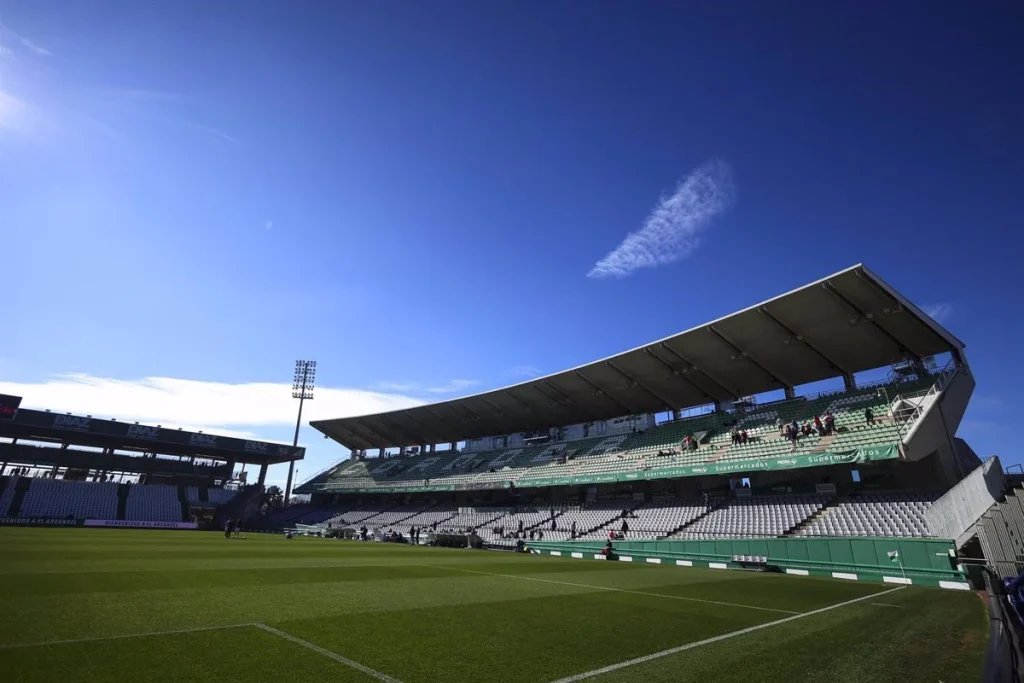 FACUA pide prohibición del tabaco en el Bahrain Victorius Nuevo Arcángel, estadio del Córdoba CF