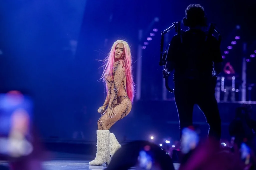 Estopa y Melendi tumban la taquilla de Springsteen y Karol G 90 La cantante Karol G durante una actuación, en el Santiago Bernabéu, a 20 de julio de 2024, en Madrid (España). Fuente: Agencias