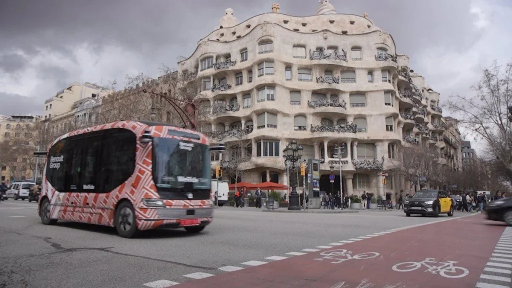La DGT lanza un increíble autobús autónomo sin conductor en las calles de Barcelona 3 Hacia un transporte más sostenible y eficiente