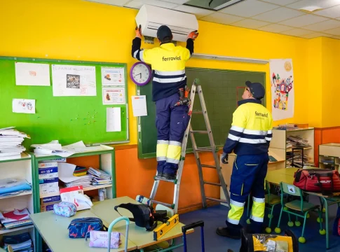 Instalación de aire acondicionado en el colegio público La Zarzuela Instalación de aire acondicionado en el colegio público La Zarzuela, de Torrejón de Ardoz, en 2025