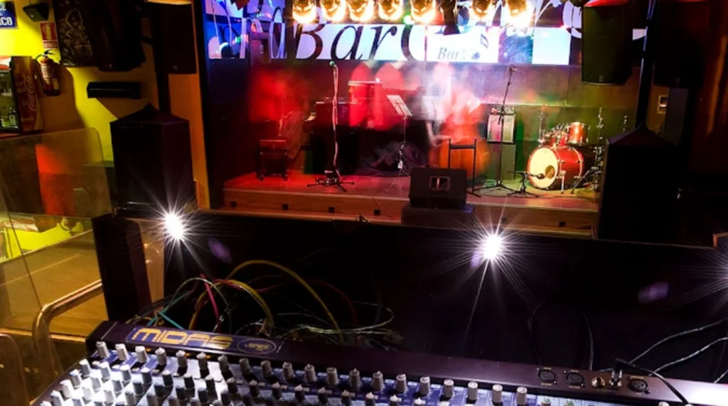 Interior de la sala BarCo en el barrio de Malasaña (Madrid)