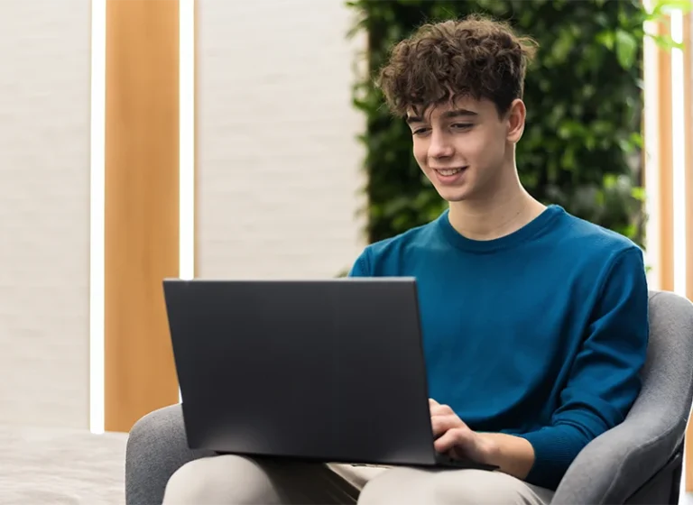 Así engaña la Generación Z a sus jefes con el 'task masking'