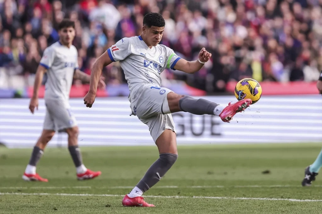 La aficion desencantada y en pie de protesta