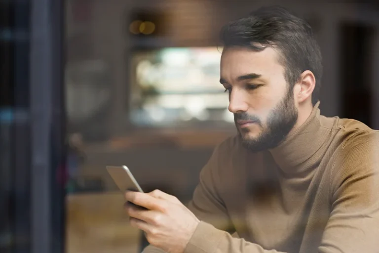 La falsa realidad de la IA que engancha a los usuarios: Parejas virtuales, conversaciones con fallecidos...