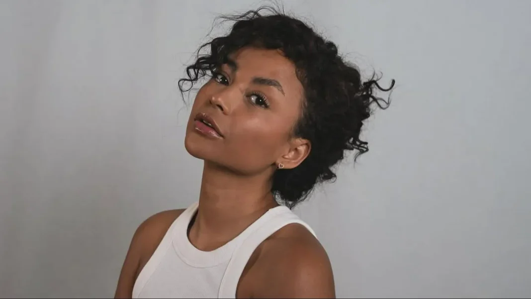 La fiesta temática y el cuchillo olvidado en la almohada 