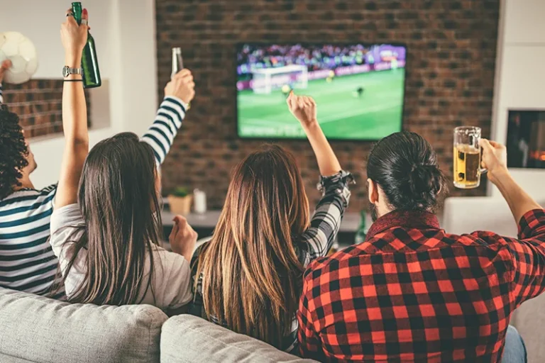 Las 4 vías por las que la Policía te puede cazar y multar por ver el fútbol pirata con IPTV