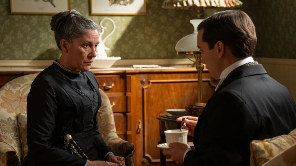 Los personajes sospechan hasta de sus propios aliados  