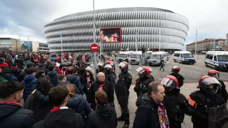 Los ultras del AS Roma destrozan el simulacro de seguridad en San Mamés