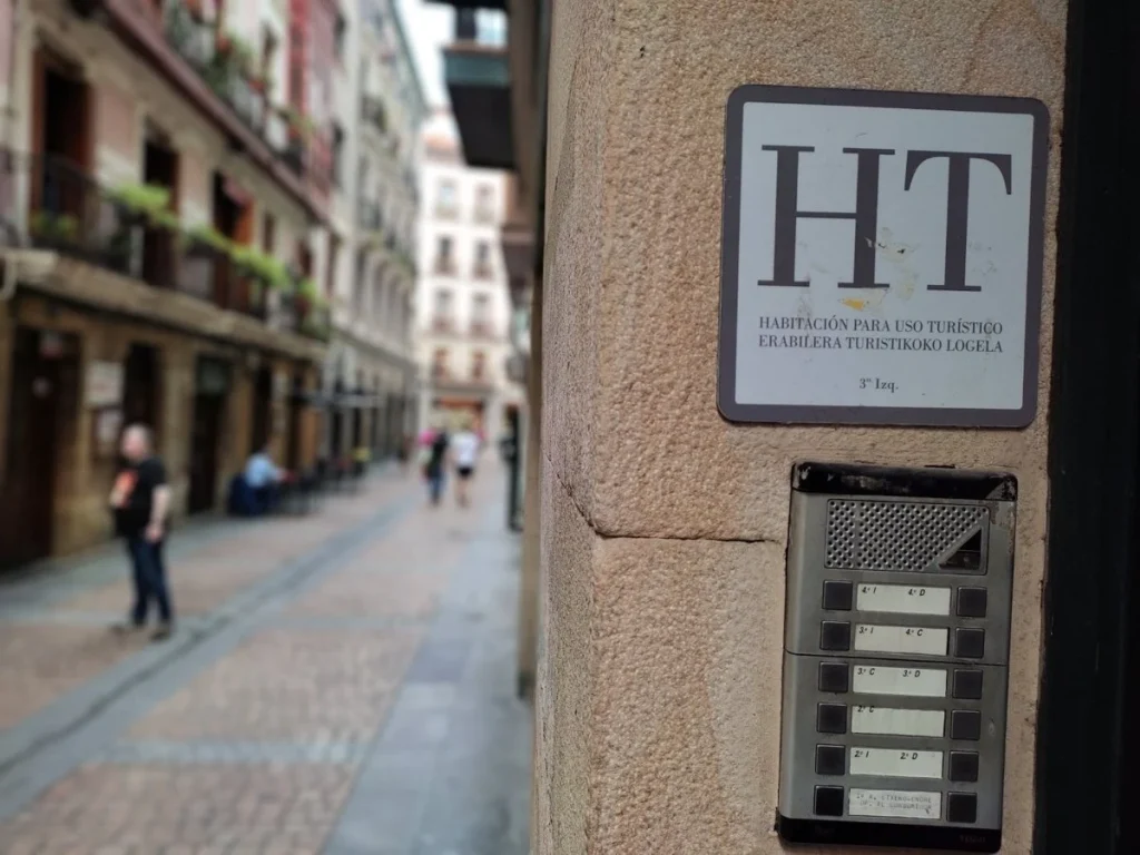 Nuevas regulaciones sobre el alquiler turístico: la necesidad de aprobación comunitaria y sus implicaciones legales