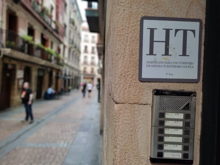 ¿Puedes alquilar tu piso unos días sin consultar a los vecinos de tu comunidad?