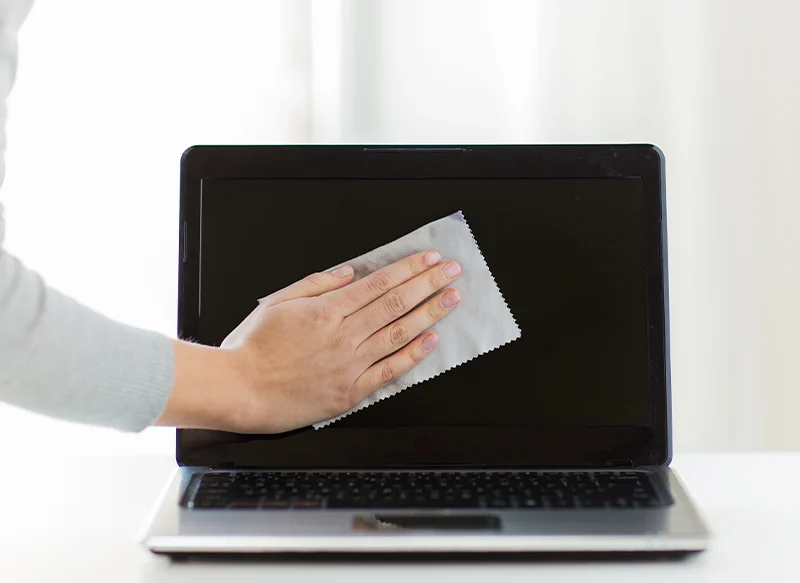 OTRAS MALAS PRÁCTICAS QUE PUEDEN DAÑAR TU PORTÁTIL