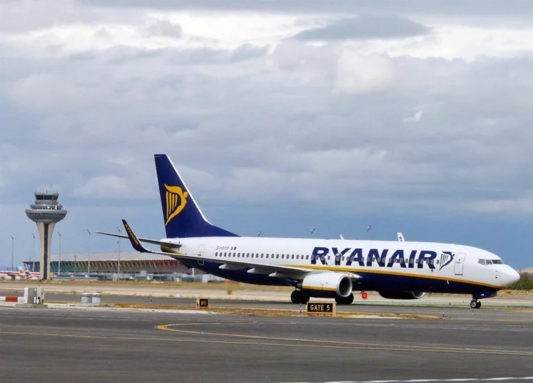 Ryanair endurece sus reglas con multas de hasta 100 euros y nuevos límites para el equipaje de mano