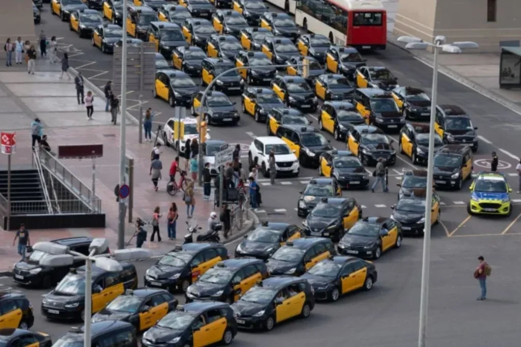 «Conspiran con Uber, Cabify y Bolt»: Los taxistas, hartos de excusas con los precios de los seguros 2 Taxistas en Barcelona