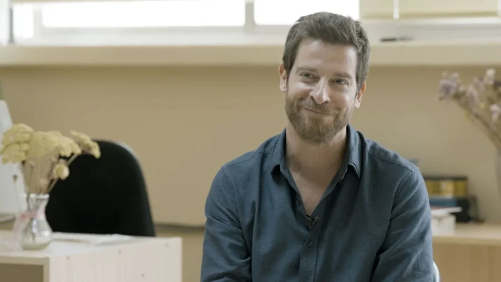 Un bufete decadente y un triángulo amoroso que te van a enganchar