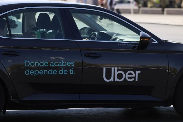 España arma a los ayuntamientos para poner coto a la 'fiesta' de precios de Uber y Cabify