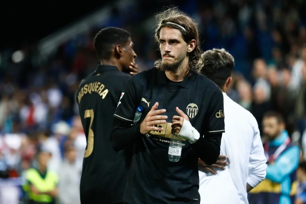 Corberán se carga a un titular indiscutible de Baraja en el Valencia CF 1 Yarek Gasiorowski