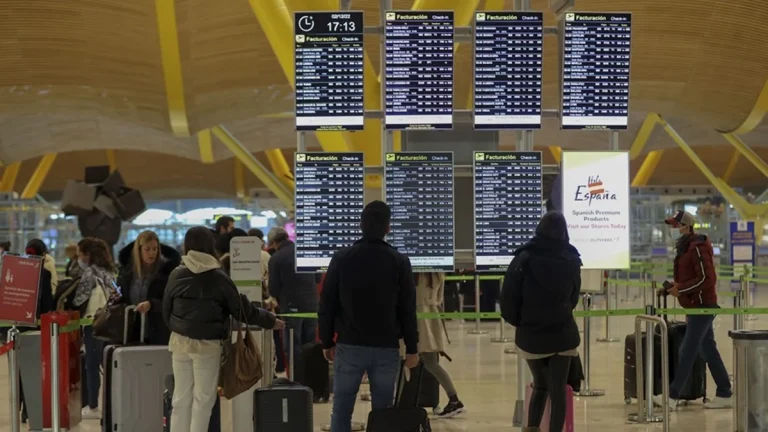 «Ridículo»: Ni AENA ni Madrid saben qué hacer con el medio millar de personas que pernoctan en Barajas