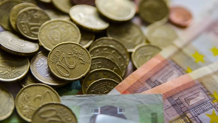 reglas para ahorrar con menos de 2.000 euros al mes Fuente: Freepik