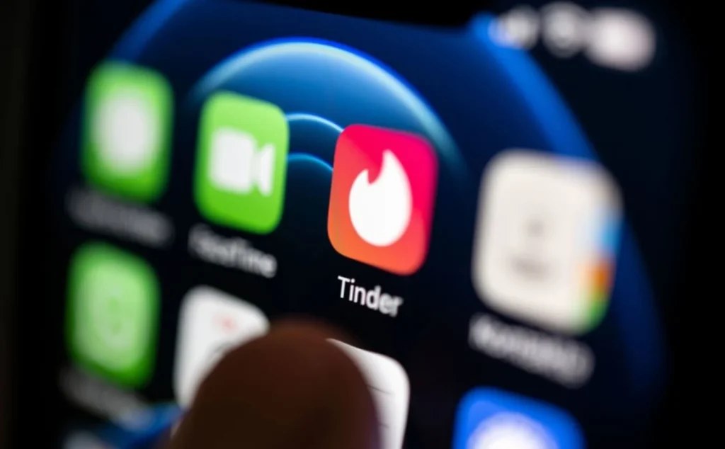 Aplicación de Tinder en un iPhone