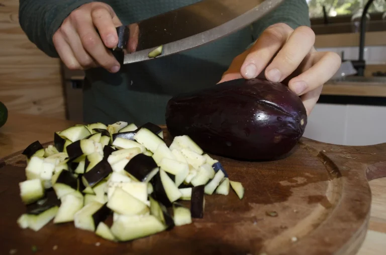 Resuelve la cena en cinco minutos con esta receta fácil de berenjenas al microondas