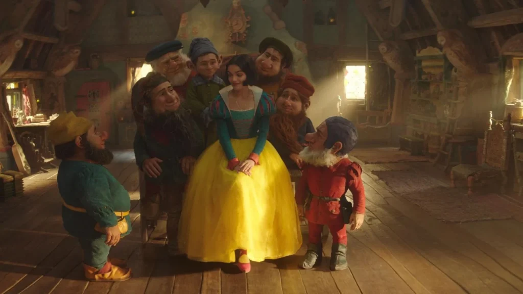 El mordisco envenenado de Disney con 'Blancanieves' da alas al discurso 'antiwoke' 1 Blancanieves (Rachel Zegler) con los enanitos en la película live action de Disney
