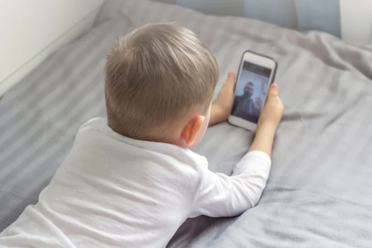 Cómo activar el control parental en el móvil de tu hijo en iPhone y Android