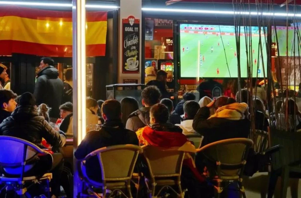 DAZN se aprovecha de la F1 2025 y los bloqueos a las IPTV piratas para captar clientes 3 Personas viendo el fútbol en un bar