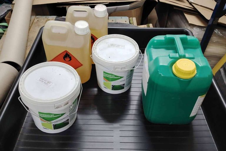 Almacenamiento eficiente de barnices y adhesivos en la industria del calzado