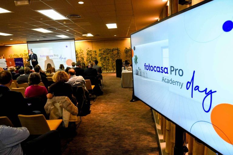 La gran actividad inmobiliaria provoca que el 62% los españoles prevea contratar ayuda de un profesional inmobiliario para vender o alquilar una vivienda este año, según Fotocasa