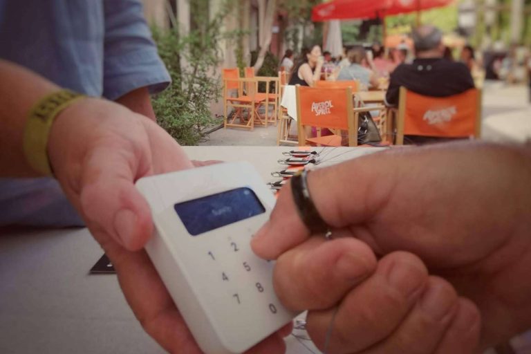 Vacaciones a la vista. ¿Cómo pagar con tarjeta y evitar el robo de datos?