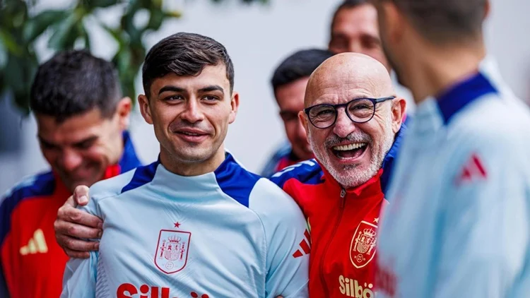 España mira al Mundial: Pedri, Fermín y Lamine son el salvavidas 2 Luis de la Fuente y Pedri Fuente: RFEF