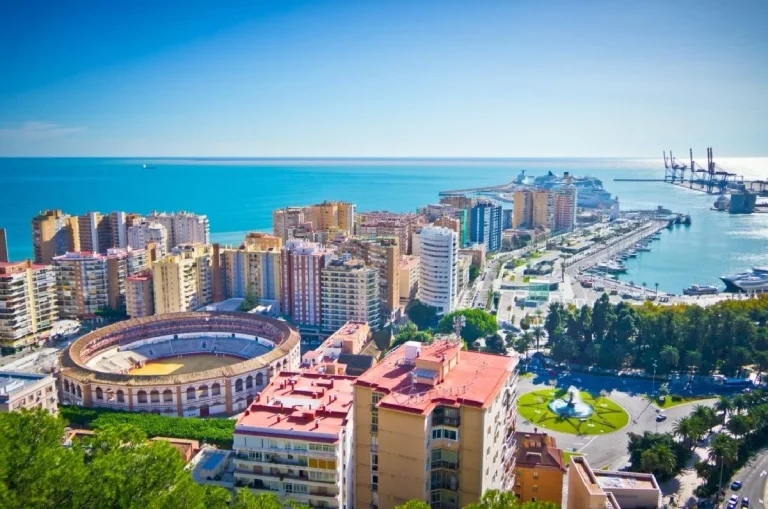 Puesta de sol en barco por la bahía de Málaga: una cita inolvidable