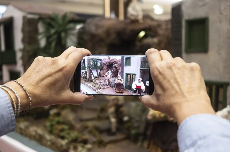 Así se cuelan en la cámara de tu móvil sin permiso y te espían sin que lo sepas