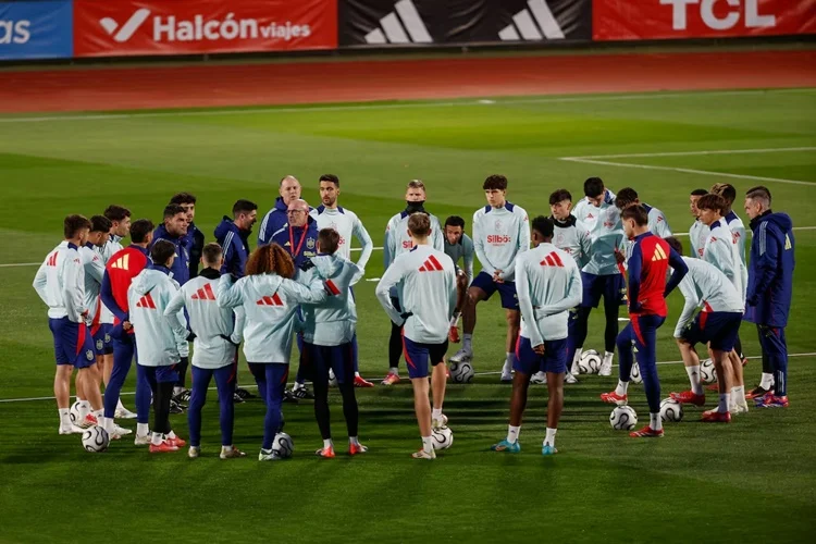 Países Bajos - España: dónde ver en TV la ida de cuartos de final de la Nations League 1 Los jugadores se concentran antes del Países Bajos - España Fuente: RFEF