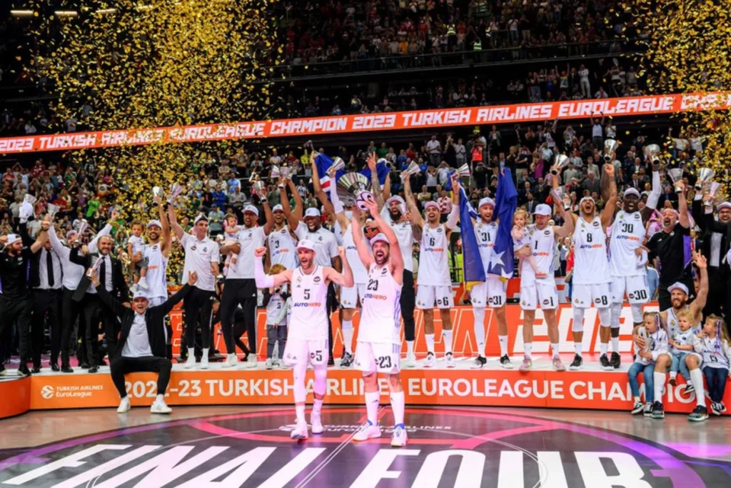 El Real Madrid celebrando ser campeón de la Euroliga de baloncesto