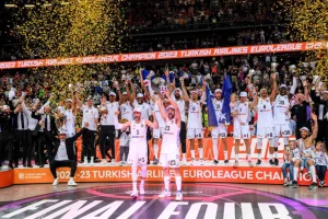 El Real Madrid celebrando ser campeón de la Euroliga de baloncesto