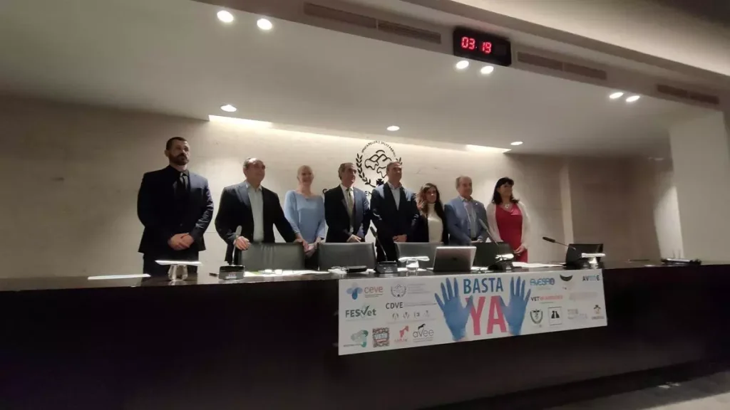 Rueda de prensa de los veterinarios