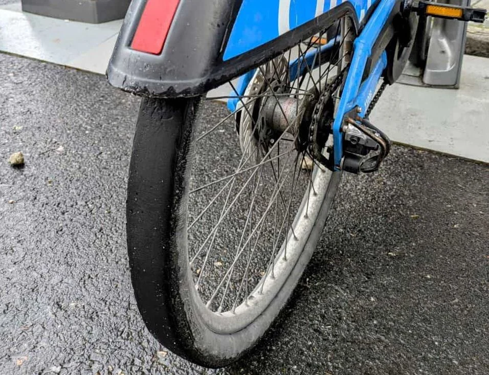 Bicimad desoye los accidentes de usuarios y riders por el «lamentable» estado de las bicicletas 1 Rueda desgastada de una bicicleta de Bicimad