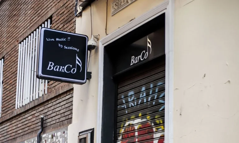 El cierre de la mítica sala BarCo evidencia el «acoso y derribo de la Policía» y Airbnb en Malasaña