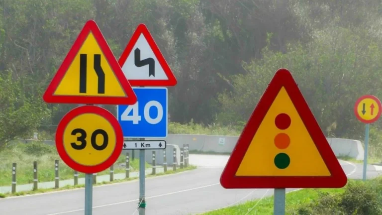 Las dos señales de la DGT que falla la mitad de los españoles en el examen de conducir