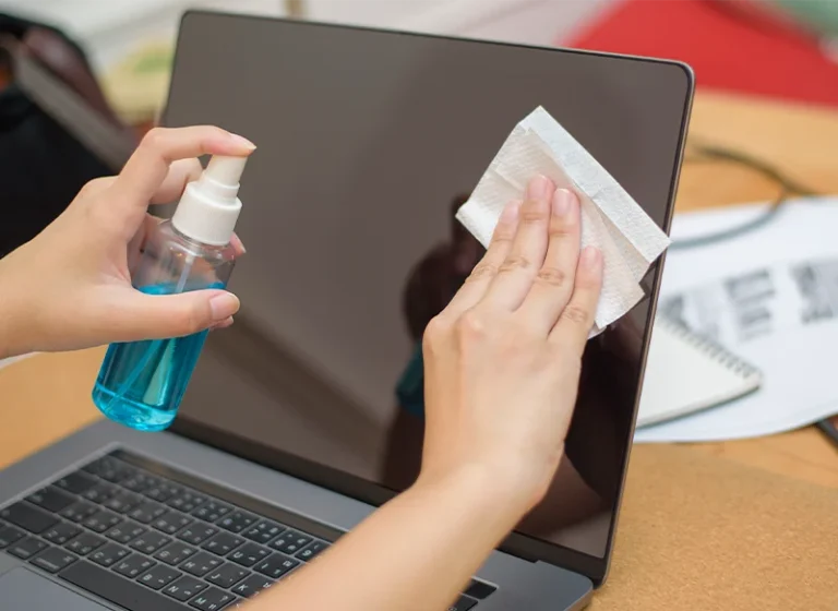 La mala práctica al limpiar la pantalla del portátil que debes evitar para no dañarlo