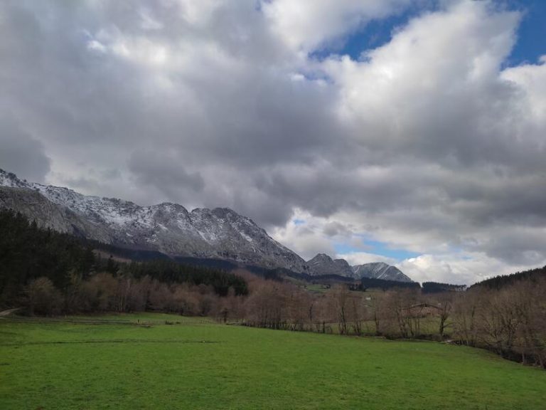 Cielos nubosos y subida generalizada de las temperaturas este lunes