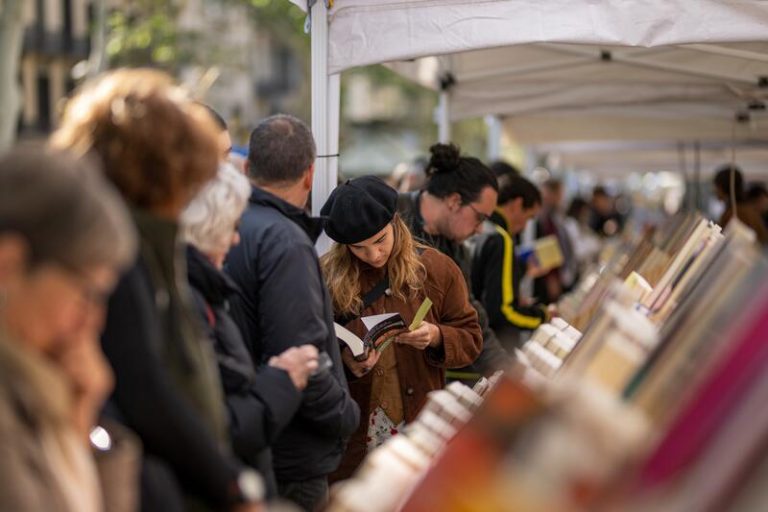 Barcelona estrena más superficie por un Sant Jordi repleto de libros y rosas